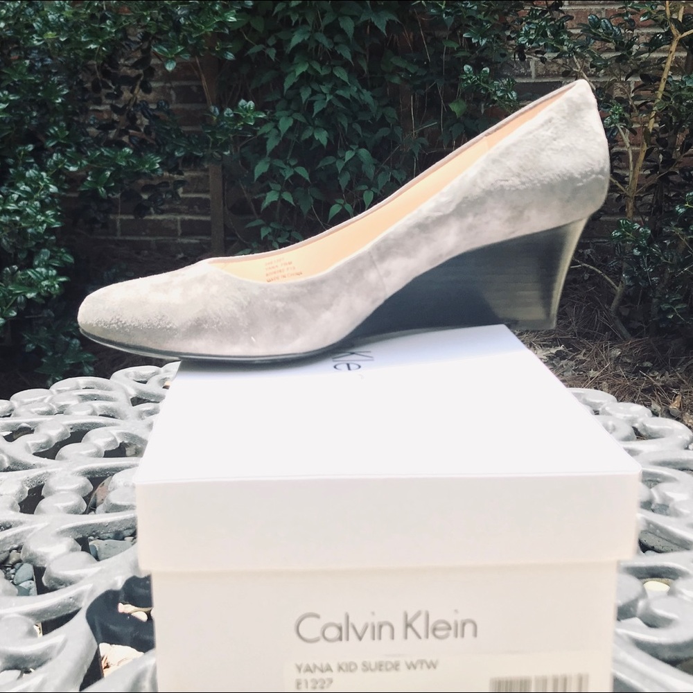 Calvin Klein Yana Kid Suede Graphite pumps